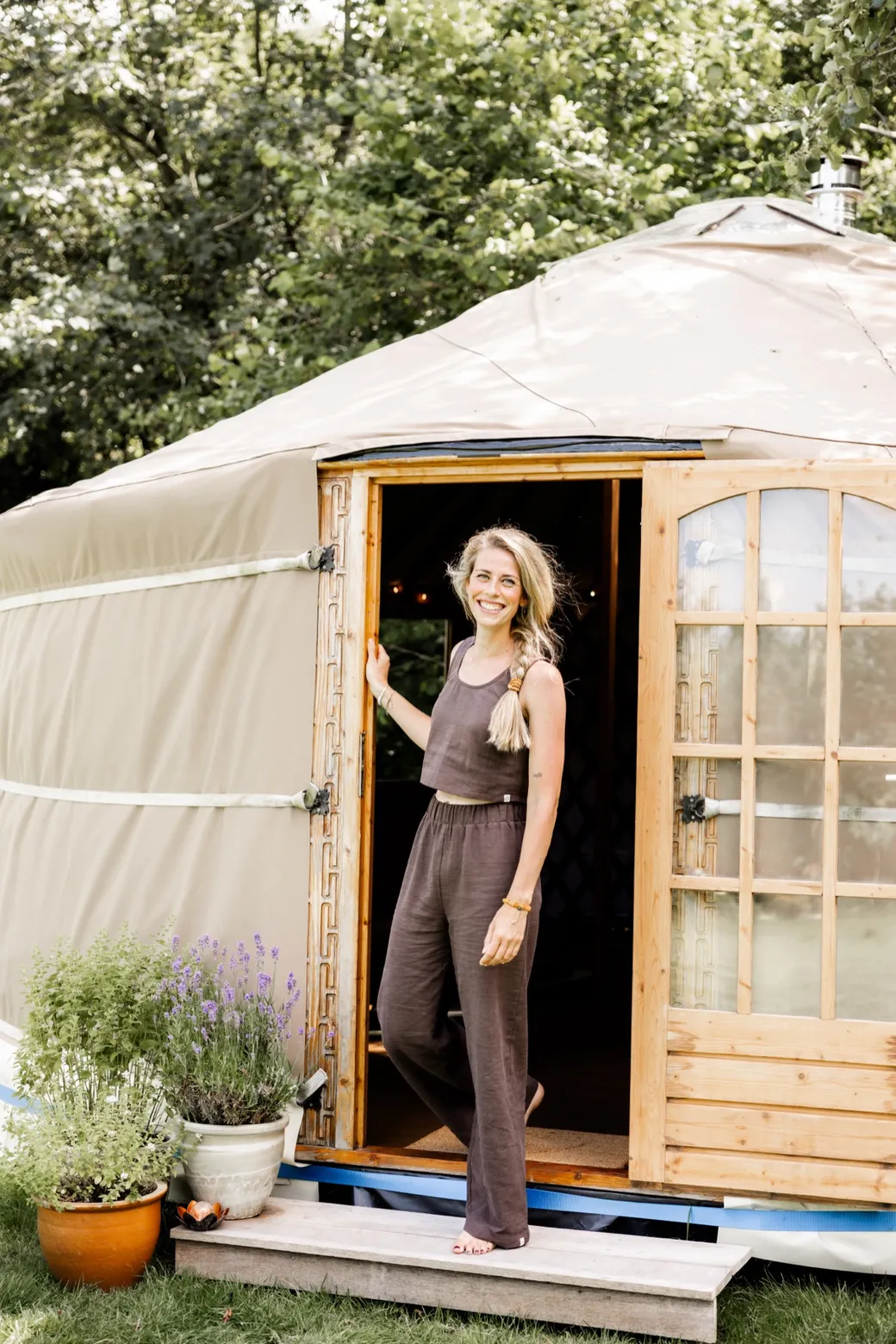 Lianne Groen in de deuropening van de yurt